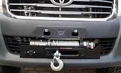 Montáž navijáku Warn - Toyota Hilux 2011